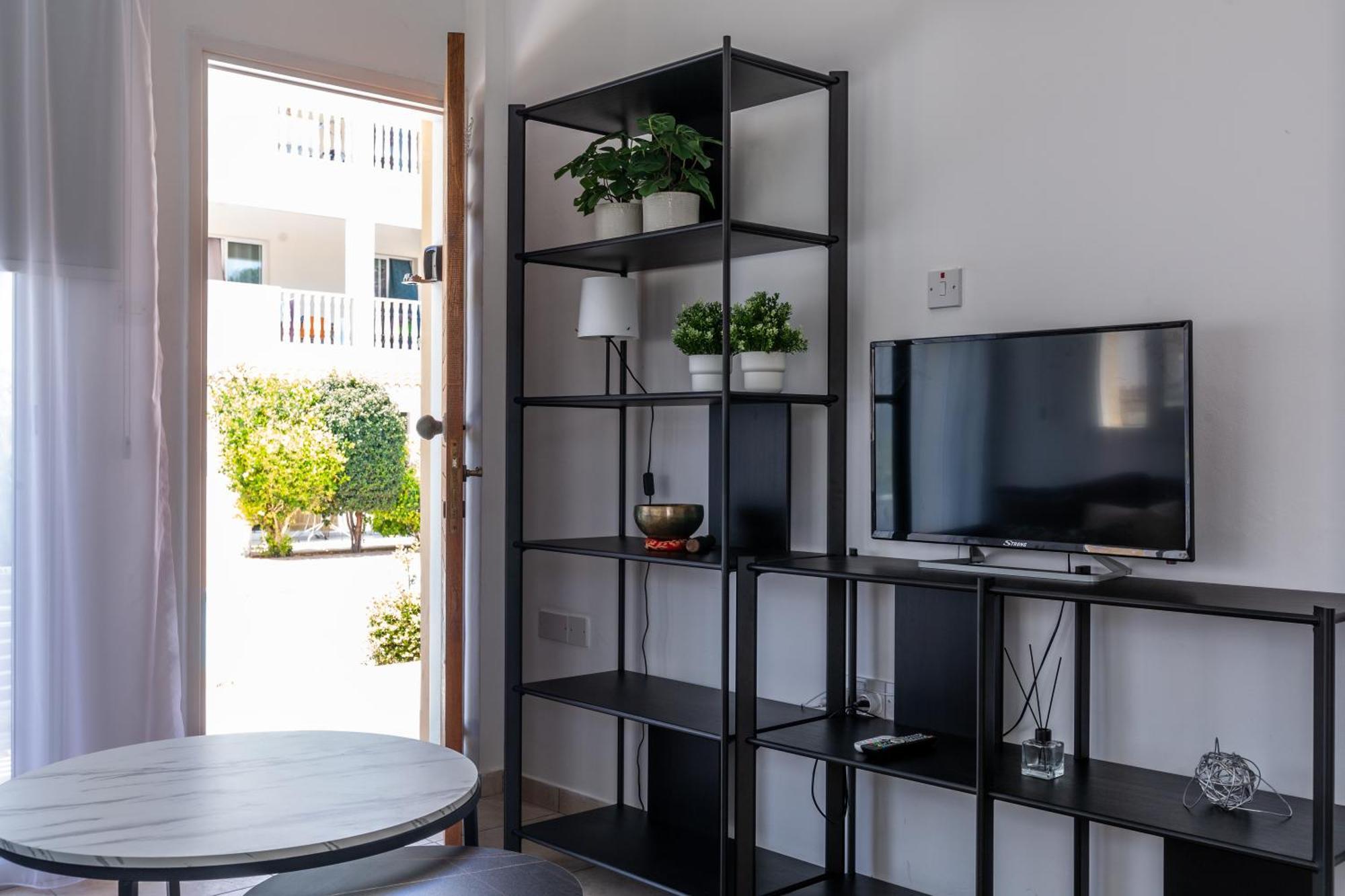 Beautiful One Bed Apartment In Paphos Eksteriør billede